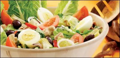 Quelle est cette salade à base de tomates, poivrons, concombres, févettes, artichauts violets, oeufs durs, thon, anchois et olives noires ?