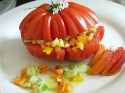Toute fripée et excellente, quelle bonne idée de l'avoir farcie avec des crudités ! Mais quel est le nom de cette tomate ?