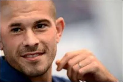 Comment s'appelle ce défenseur ?