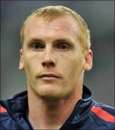 Quel est le nom de ce défenseur ?