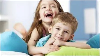 J'ai 2 fois plus de surs que de frères et j'ai 4 frères.
Combien d'enfants sommes-nous dans cette famille ?