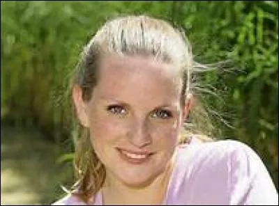 De quelle couleur les yeux de Lucie sont-ils ?