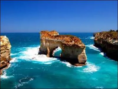 L'Australie est un pays d'Océanie. Là-bas, il y a la Grande Barrière de Corail. Mais bon, on ne s'intéresse pas à ça, nous on va s'intéresser à sa capitale qui est ... !