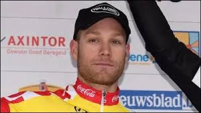 C'était un coureur cycliste belge, il meurt le 27 mars 2016 à la suite d'une chute où il est ensuite percuté par une moto lors de Gand-Wevelgem, il s'agit de...