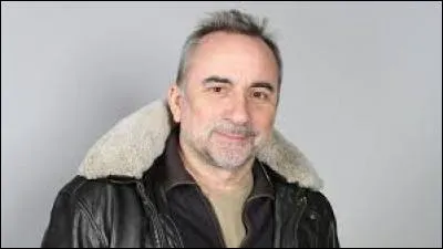 C'est un acteur qui joue le rôle de Paul Gatineau dans la saga cinématographique "Camping", il s'agit de...