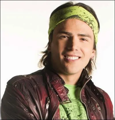 Moi je suis le petit ami de la sœur de mon meilleur ami qui ne fait que parler de sa petite amie. Je suis bien...