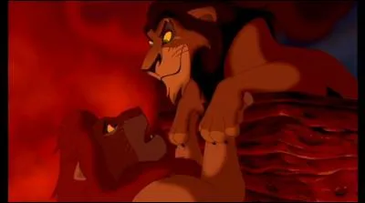 Dernière question - Vers la fin du film, l'amie de Simba lui dit que Scar est devenu roi et que les hyènes ont envahi le royaume des lions. Elle lui dit qu'il doit affronter Scar. Que dit Scar dans l'oreille de Simba lorsqu'il est suspendu au rocher ?