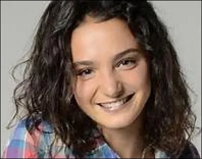 Je suis la fille d'Alice et belle-fille de Franck. Ces derniers temps, je touche à la prostitution... Inutile d'avoir d'autres détails pour retrouver mon prénom :