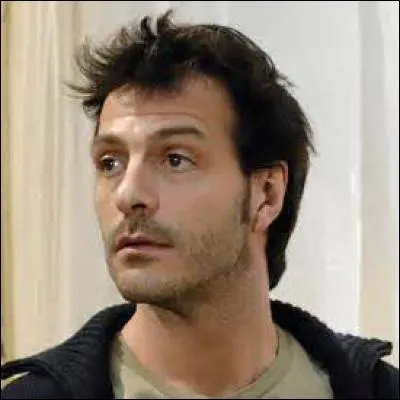 Avec Elvire, en 2010, je fais du trafic. Malgré ça, je sors avec Blanche. J'ai même un garçon, Noé. Mais j'ai pris la fuite... Avant de revenir avec Emma. Qui suis-je ?