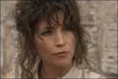 Je suis la sur de Roland Marci. Je reviens à Marseille en 2010. Je ne l'ai pas vu depuis 30 ans, car nous étions témoins du meurtre d'Hervé. Qui suis-je ?