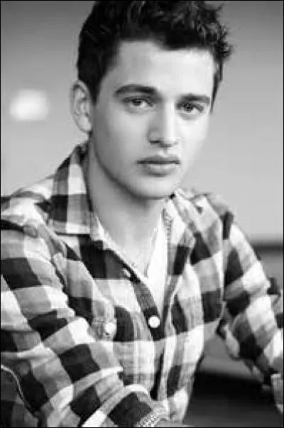 Je suis le meilleur ami de Jonas. J'ai eu des problèmes avec la justice mais je réapparais en 2013 dans le prime "Nuit Blanche", lorsque Blanche croit que j'ai kidnappé sa fille Johanna. Qui suis-je ?