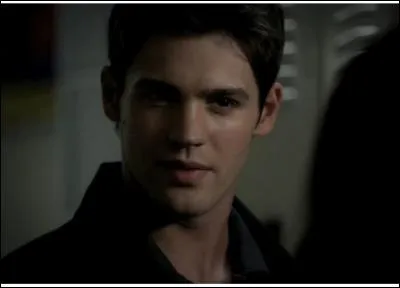 Qui lui cause un accident dans la saison 4 ?