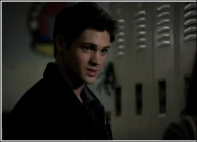 Qui le ressuscite dans la saison 4 et meurt ensuite ?