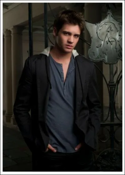 Avec qui devient-il ami dans la saison 2 ?