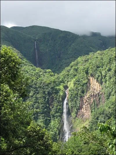 Basse-Terre, 6 200 km, les Chutes du Carbet et le blaff.