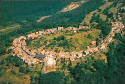 Nous survolons le village Mosellan de Haselbourg. Nous sommes dans le ciel de l'ancienne région ...