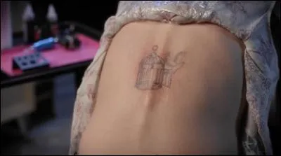 Avec qui Emily se fait-elle son premier tatouage ?