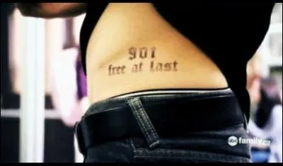 Qui a le tatouage « 901 free at last » ?