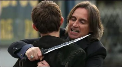 Dans la saison 5, Rumplestiltskin piège Peter, où l'envoie-t-il pour se débarrasser de lui ?