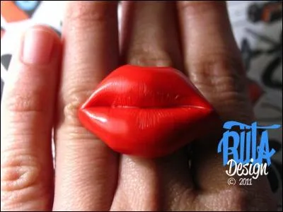 Qui est surnommée « la grosse bouche » dans la villa ?