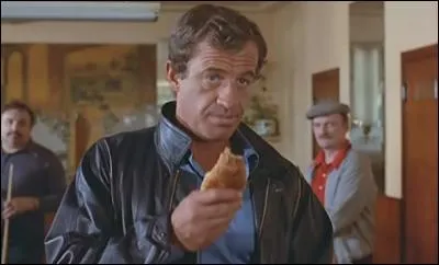 Dans quel film Belmondo joue-t-il un agent secret revenant d'Afrique ?