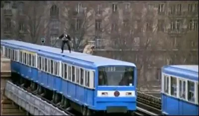 Quel est le film où Belmondo est debout sur le toit d'un métro à Paris ?