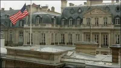 Que fait l'ambassadeur américain en France chaque 4 juillet ?