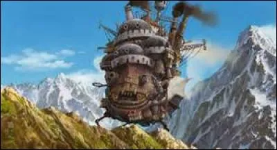 Comment sont les cheveux de ce dernier au début du film ?