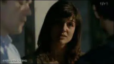 En 2010, je fais du trafic. Frank me tue d'une balle entre les deux sourcils.