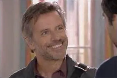 Amoureux de Mélanie, je suis journaliste.