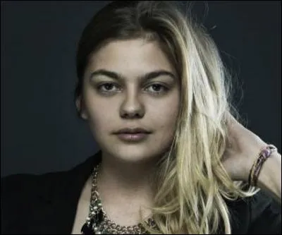 A quelle émission de musique la belle chanteuse Louane a participé avant de devenir célèbre ?