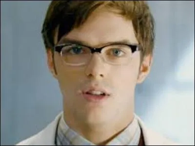 L'homme en bleu tout poilu, c'est qui ?