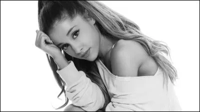 Dans son clip "Focus", ses cheveux sont...