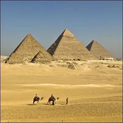 Les pyramides de Gizeh sont composées de Khéops, Khéphren et d'une autre pyramide célèbre. Mais quel est son nom ?