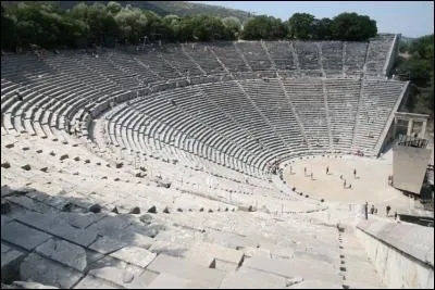 Cette ville grecque est célèbre grâce à son théâtre du 4e siècle av. J.-C., exceptionnellement bien conservé. Mais, quelle est-elle ?
