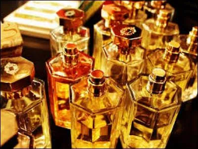 Je fais de "l'eau" qui sent très bon. Je suis... !