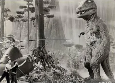 Dans quel film, sorti en 1957, l'&eacute;quipage d'un h&eacute;licopt&egrave;re se retrouve-t-il pris au pi&egrave;ge dans le crat&egrave;re d'un volcan en Antarctique et o&ugrave; ont surv&eacute;cu les derniers dinosaures ?