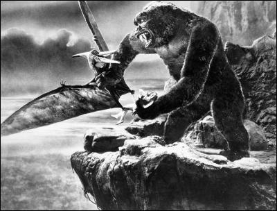 Dans quel film, sorti en 1933, une jeune femme se fait-elle kidnapper par un gorille géant sur une île peuplée de dinosaures ?