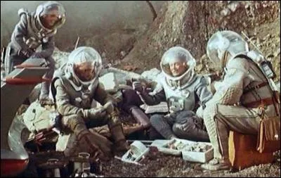 Quel est ce film sovi&eacute;tique de 1962, o&ugrave; un vaisseau spatial parvient &agrave; se poser sur V&eacute;nus, et o&ugrave; l'&eacute;quipage et leur robot nomm&eacute; John d&eacute;couvrent qu'elle est peupl&eacute;e de cr&eacute;atures pr&eacute;historiques ?