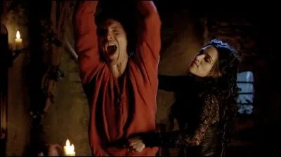 Quand Morgana plante le Fomoroh dans le cou de Merlin, qu'est-ce qu'elle lui dit de faire ?