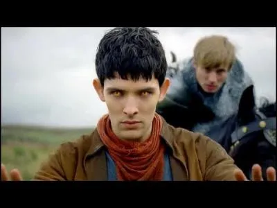 Comment réagit Arthur quand Merlin lui dit qu'il a des pouvoirs magiques ?