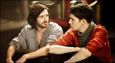 Qui Merlin et Arthur rencontrent-ils dans une taverne dans l'épisode "Le cristal magique" ?