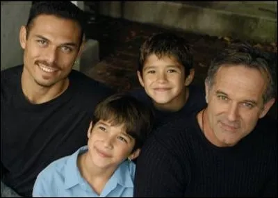 Comment s'appellent ses frères ?