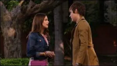 Dans quelle condition Violetta rencontre-t-elle León pour la première fois ?