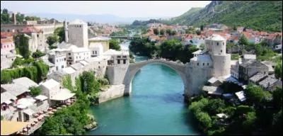 Combien y a-t-il d'étoiles en diagonale sur le drapeau de la Bosnie-Herzégovine ?