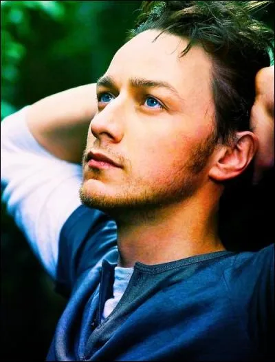 Qui joue le rôle du Professeur Charles Xavier (aux yeux bleus vraiment magnifiques ��) ?