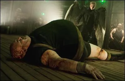 Au début du film, avec qui se bat Angel après avoir terrassé l'un de ses concurrent ?