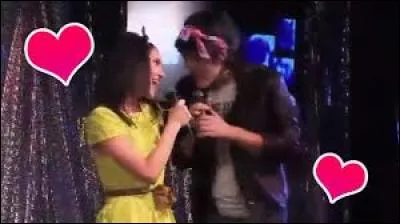 Quelle chanson Francesca chante-t-elle en duo avec Marco lors de leur première rencontre au karaoké ? (Saison 2)