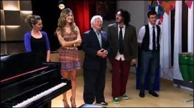 Quel lien de parenté lie Don Antonio, le fondateur du studio, et Jackie le nouveau professeur de danse ?