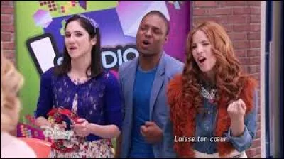 Comment appelle-t-on les exercices vocaux sans paroles qu'effectue un chanteur pour échauffer sa voix ?